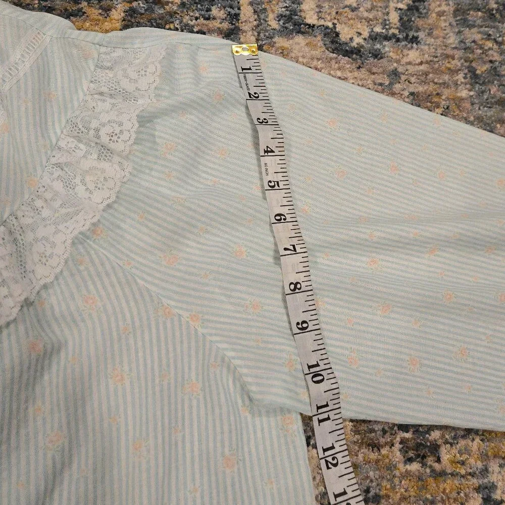 Vintage 80's Ruffles and Lace Lounge Housecoat - Picture 10 of 12